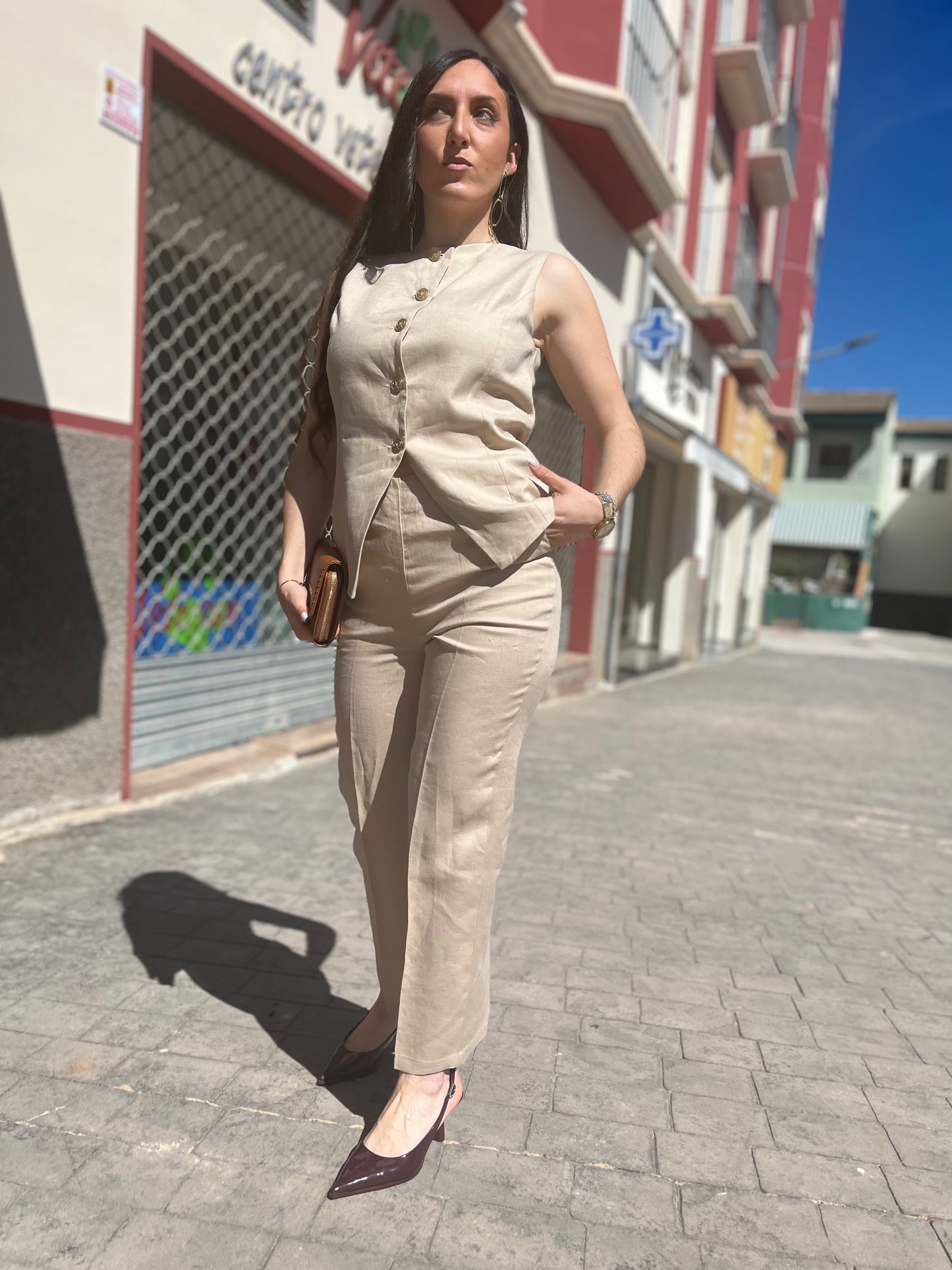 TRAJE SILBON BEIGE SEMILINO CON BOTONES LOGO