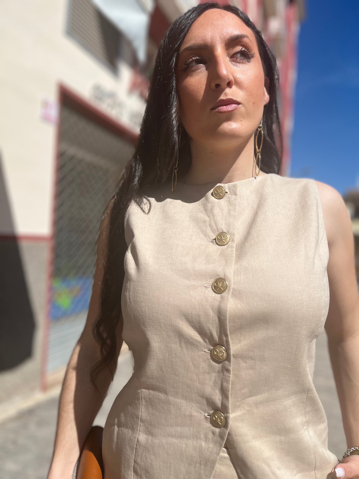 TRAJE SILBON BEIGE SEMILINO CON BOTONES LOGO