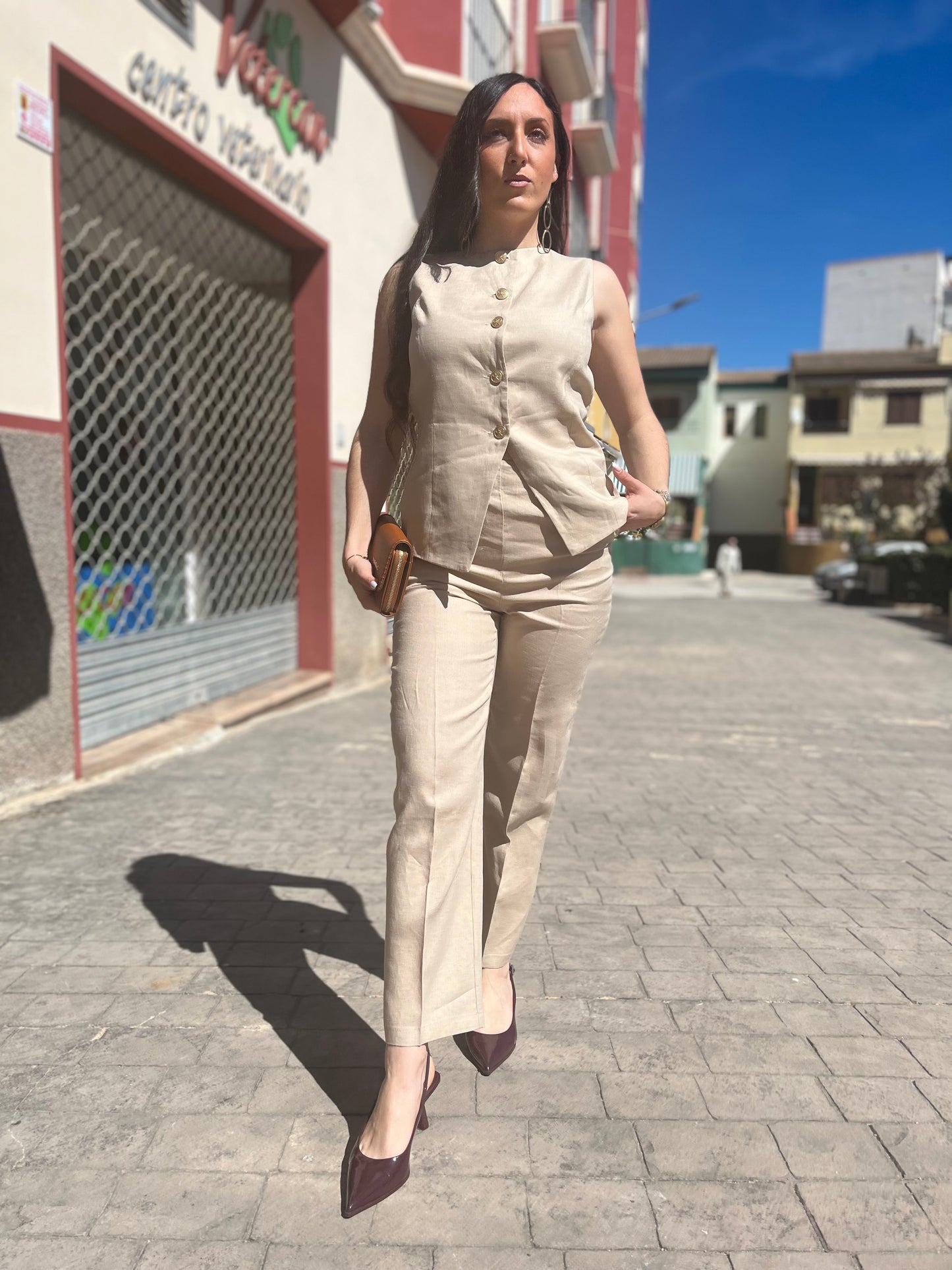 TRAJE SILBON BEIGE SEMILINO CON BOTONES LOGO
