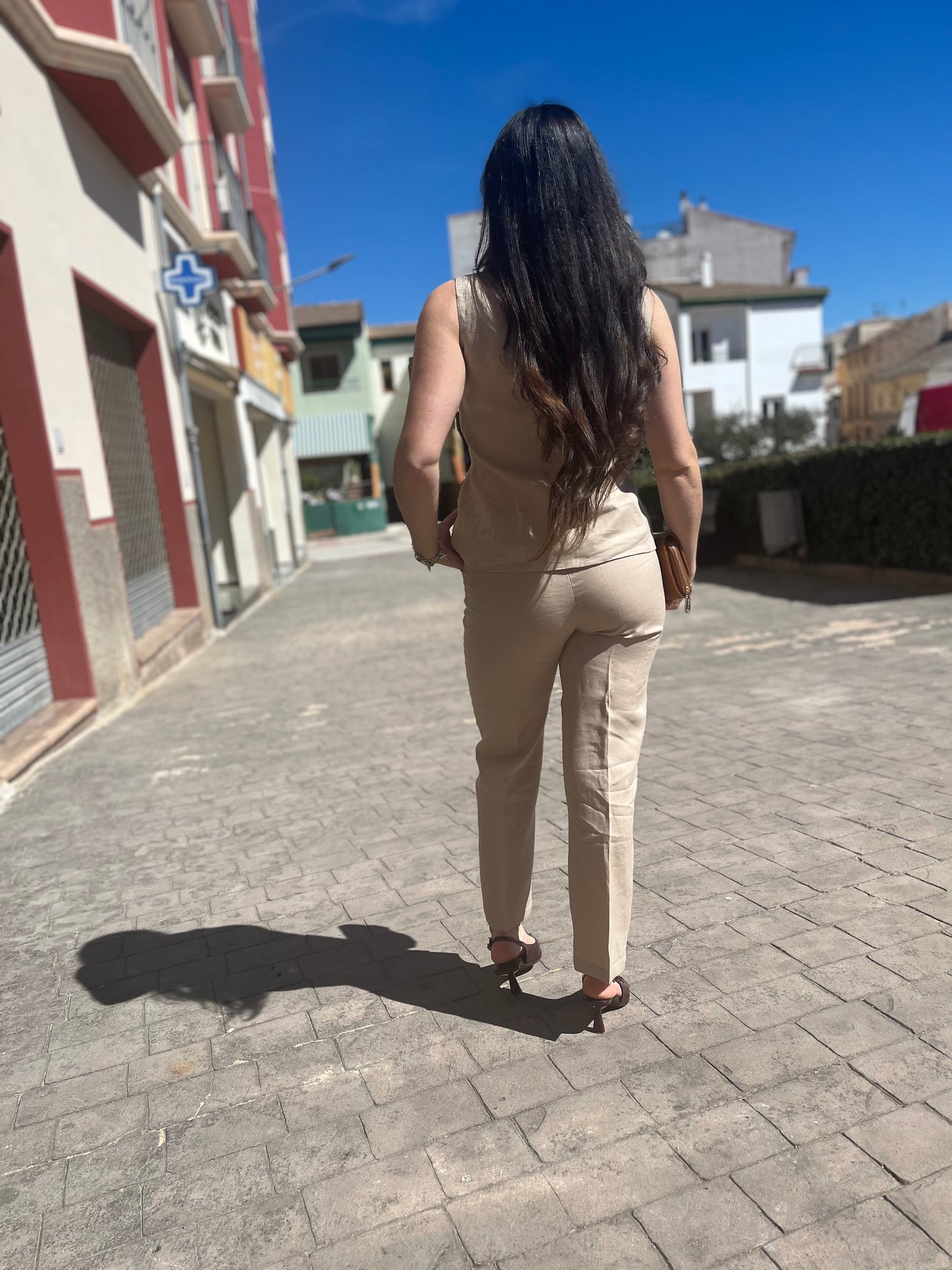 TRAJE SILBON BEIGE SEMILINO CON BOTONES LOGO