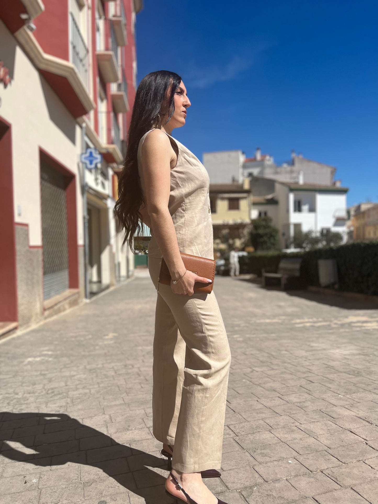 TRAJE SILBON BEIGE SEMILINO CON BOTONES LOGO