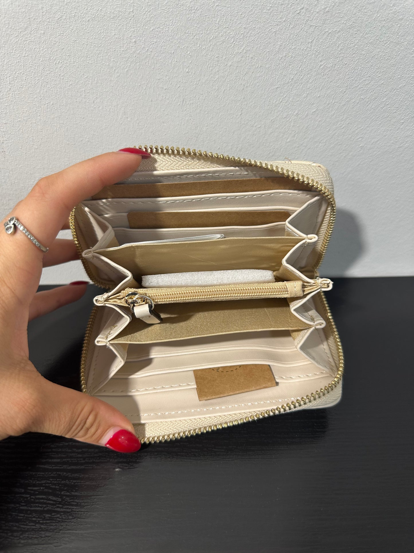 MONEDERO VALENTINO BEIGE ACOLCHADO CON DETALLES EN DORADO TAMAÑO MEDIANO