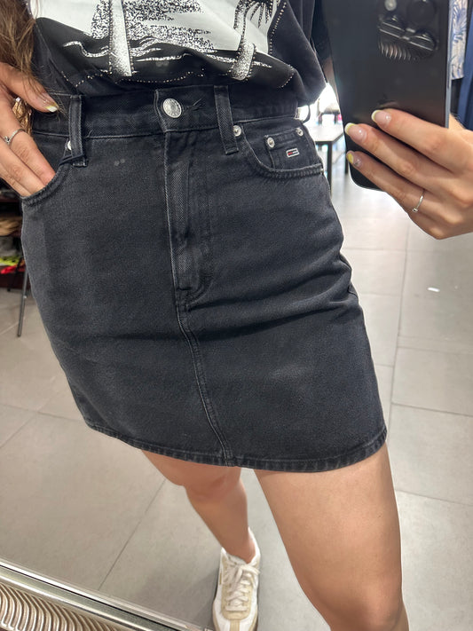FALDA VAQUERA TOMMY JEANS MINI MOM FIT NEGRO DESGASTADO
