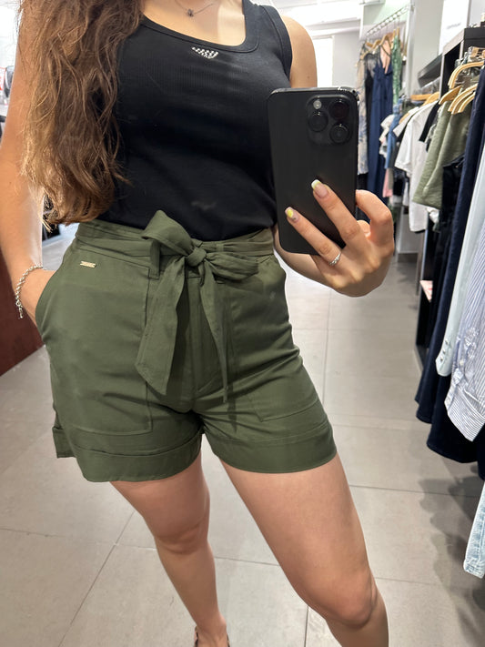 SHORT GUESS PANTALÓN CORTO FLUIDO CON BOLSILLOS Y CINTURÓN VERDE MILITAR MUJER