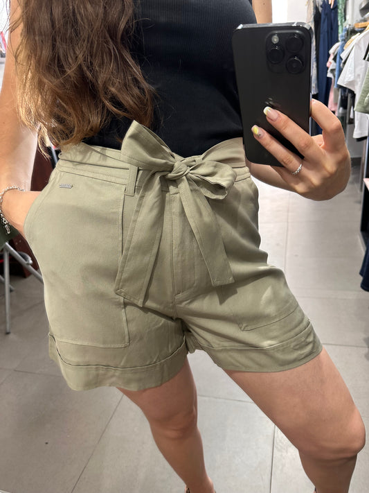 SHORT GUESS PANTALÓN CORTO FLUIDO CON BOLSILLOS Y CINTURÓN VERDE OLIVA MUJER