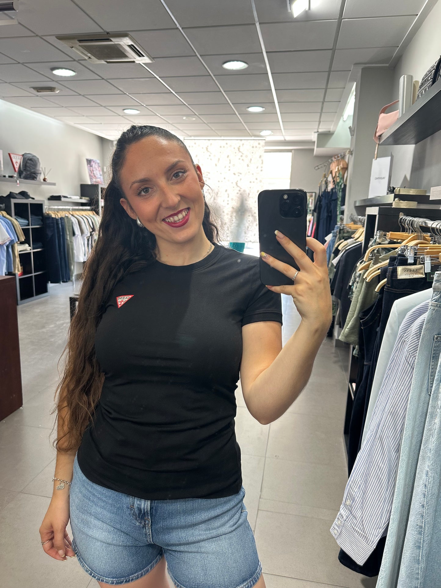 CAMISETA GUESS BASICA LOGO PEQUEÑO MANGA CORTA NEGRA