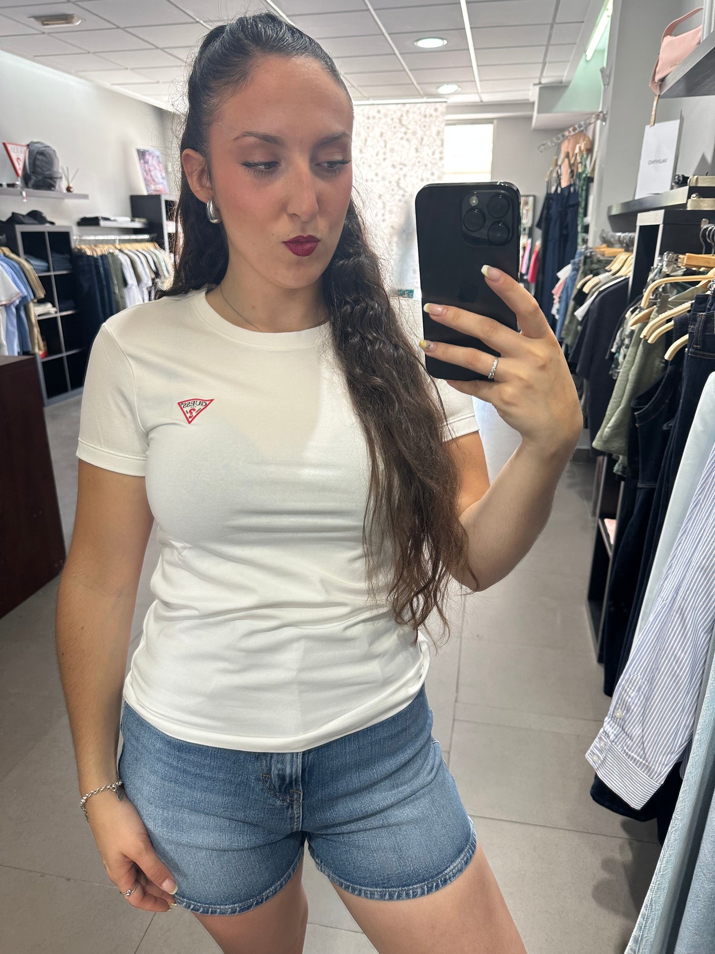 CAMISETA GUESS BASICA LOGO PEQUEÑO MANGA CORTA BLANCA