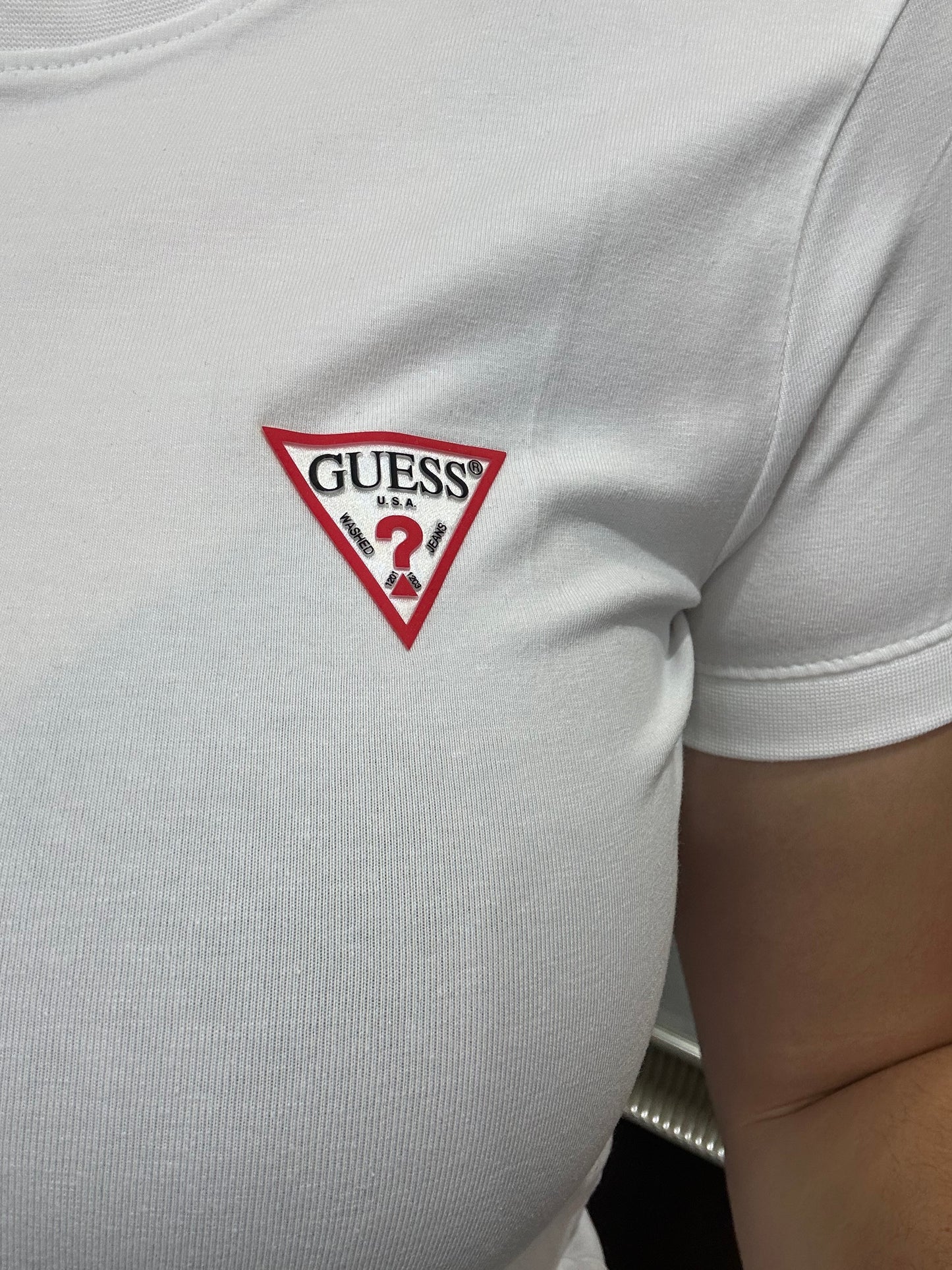 CAMISETA GUESS BASICA LOGO PEQUEÑO MANGA CORTA BLANCA