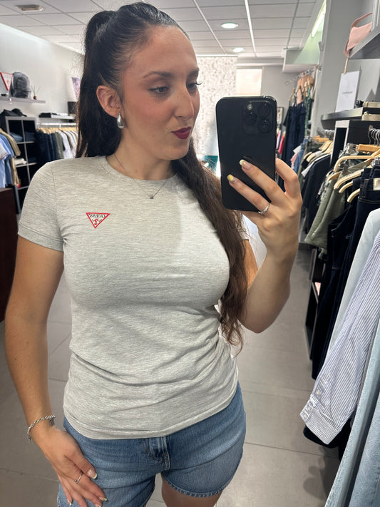 CAAMISETA GUESS BASICA LOGO PEQUEÑO MANGA CORTA GRIS