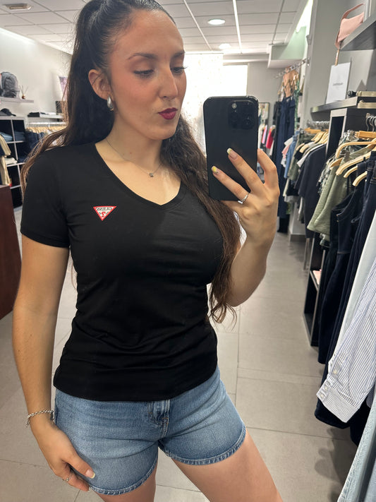 CAMISETA GUESSLOGO PEQUEÑO CUELLO PICO NEGRA MANGA CORTA