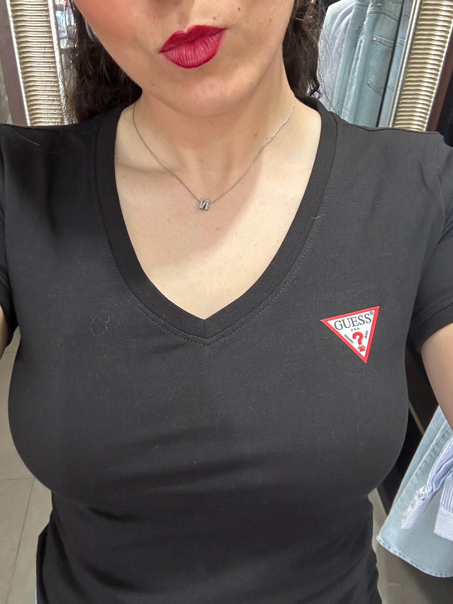 CAMISETA GUESSLOGO PEQUEÑO CUELLO PICO NEGRA MANGA CORTA