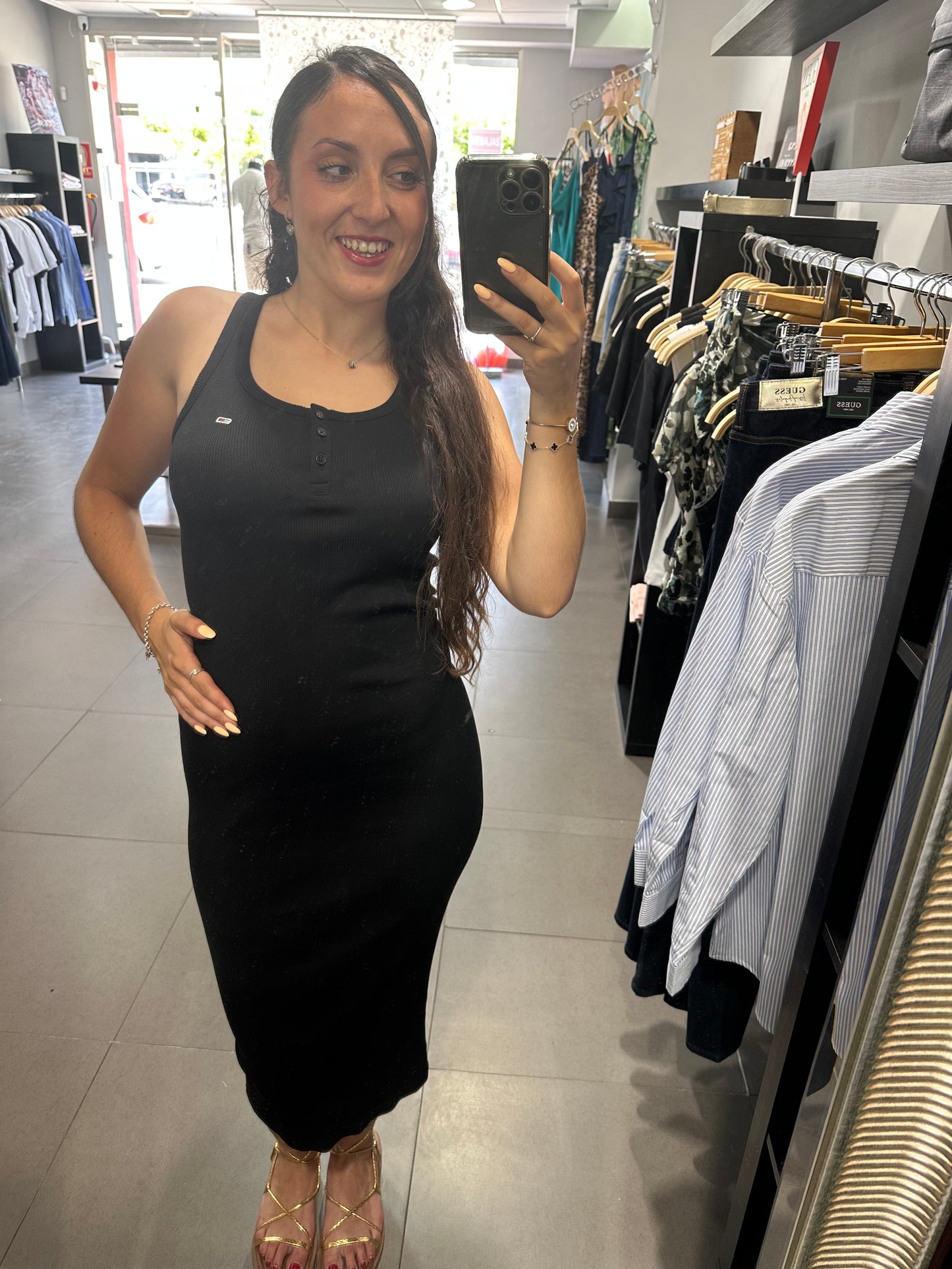 VESTIDO TOMMY JEANS MIDI TIRANTES CIN LOGO BORDADO Y TRES BOTONES CANALÉ NEGRO