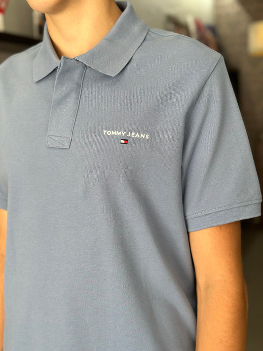 POLO TOMMY JEANS AZUL CON LOGO BORDADO
