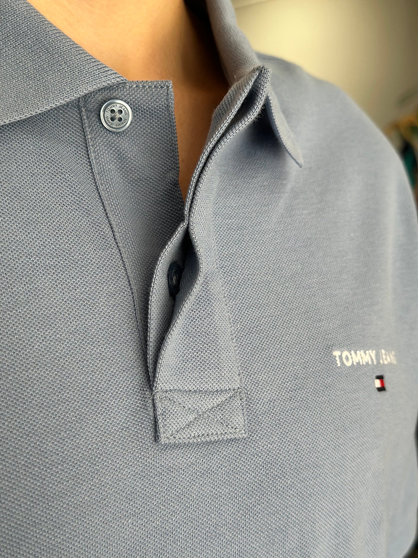 POLO TOMMY JEANS AZUL CON LOGO BORDADO