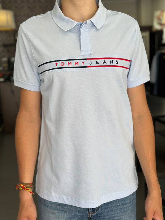 POLO TOMMY JEANS AZUL CLARO CON LOGO BORDADO EN EL PECHO