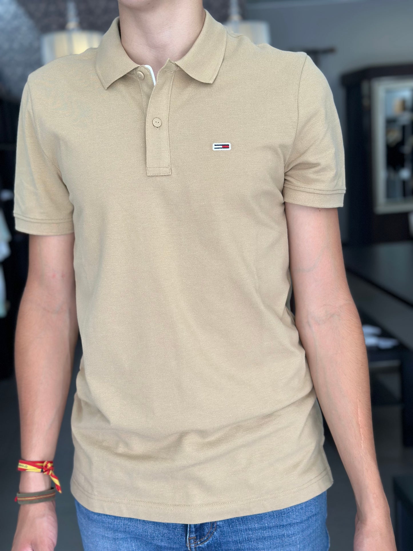 POLO TOMMY JEANS BÁSICO CAMEL CON LOGO BORDADO Y BANDERA DETRÁS DE BOTONES