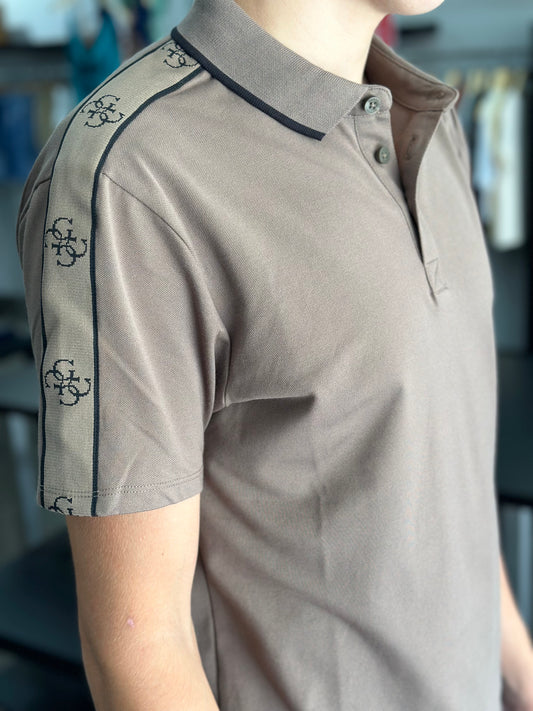 POLO GUESS LOGO 4G BORDADO EN LAS MANGAS MARRÓN CHOCOLATE