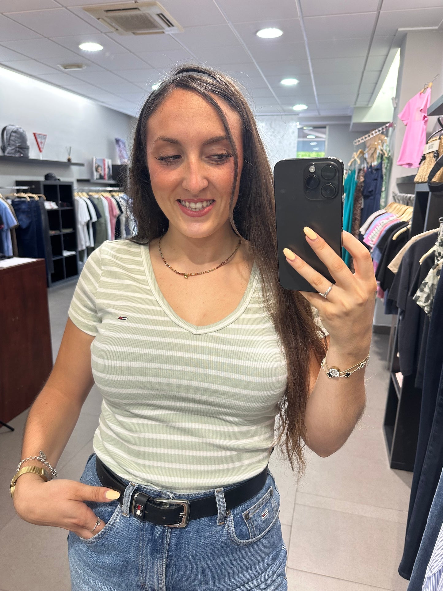 CAMISETA TOMMY JEANS CANALÉ RALLAS VERDE CLARITO Y BLANCA CUELLO PICO CON LOGO BORDADO