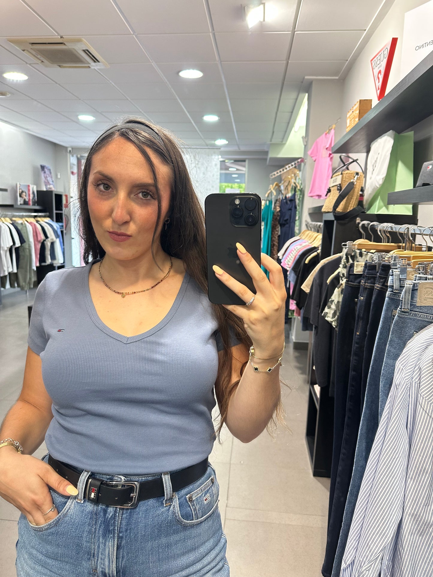 CAMISETA TOMMY JEANS CANALÉ AZUL CUELLO PICO LOGO BORDADO