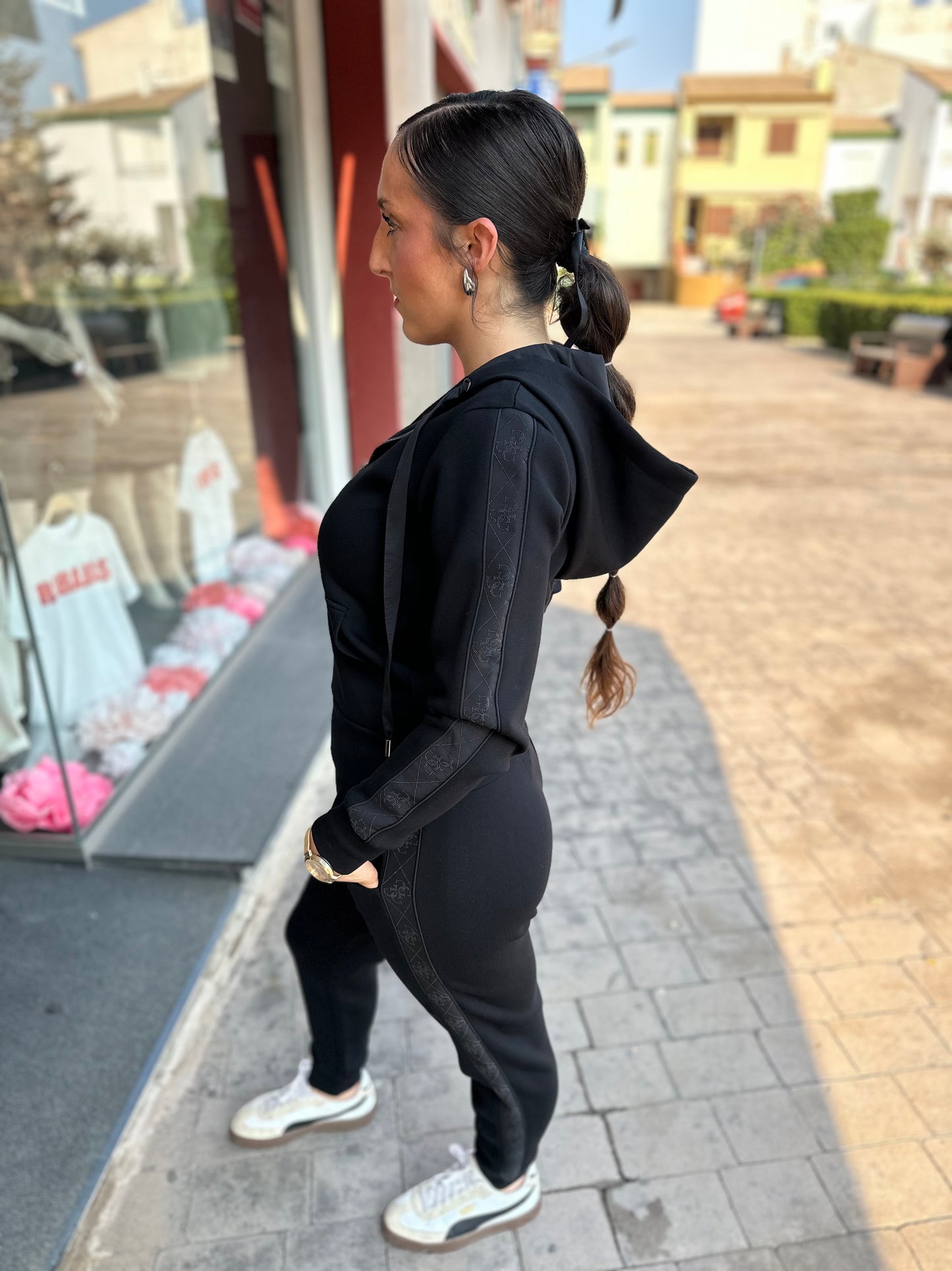 CHÁNDAL GUESS NEGRO PANTALÓN Y SUDADERA CON CREMALLERA BANDA LATERAL LOGO 4G BRILLO