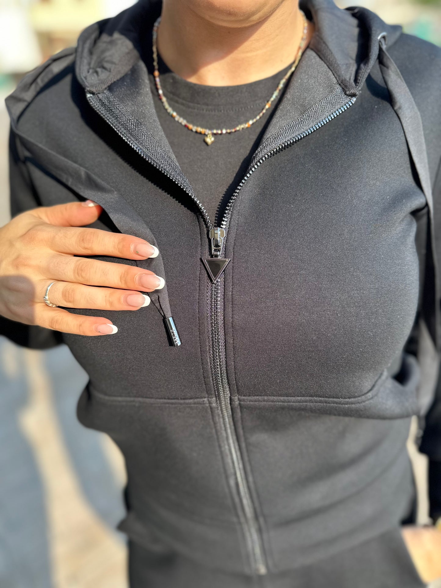 CHÁNDAL GUESS NEGRO PANTALÓN Y SUDADERA CON CREMALLERA BANDA LATERAL LOGO 4G BRILLO