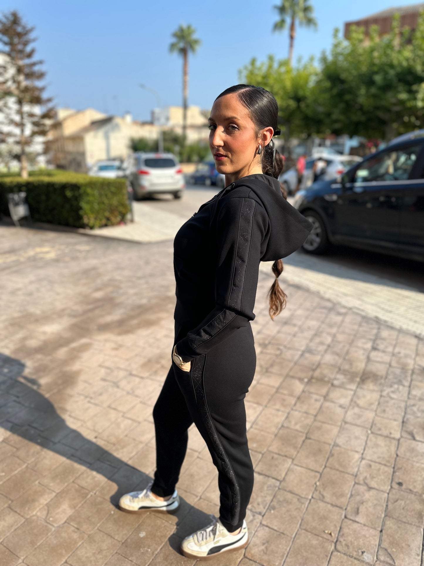 CHÁNDAL GUESS NEGRO PANTALÓN Y SUDADERA CON CREMALLERA BANDA LATERAL LOGO 4G BRILLO
