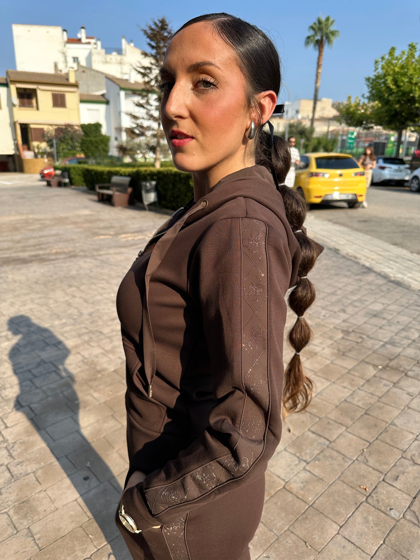 CHÁNDAL GUESS MARRÓN CHOCOLATE PANTALÓN Y SUDADERA CON CREMALLERA CON BANDA LATERAL LIGO 4 G BRILLO