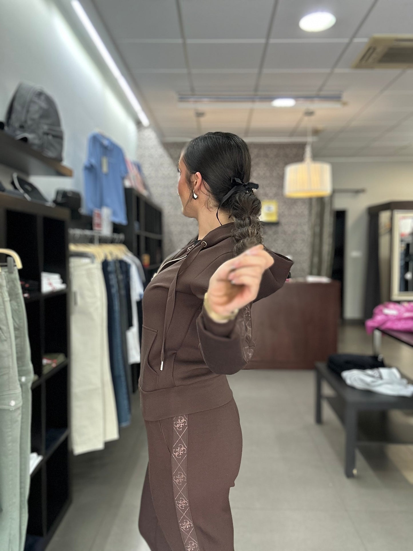 CHÁNDAL GUESS MARRÓN CHOCOLATE PANTALÓN Y SUDADERA CON CREMALLERA CON BANDA LATERAL LIGO 4 G BRILLO