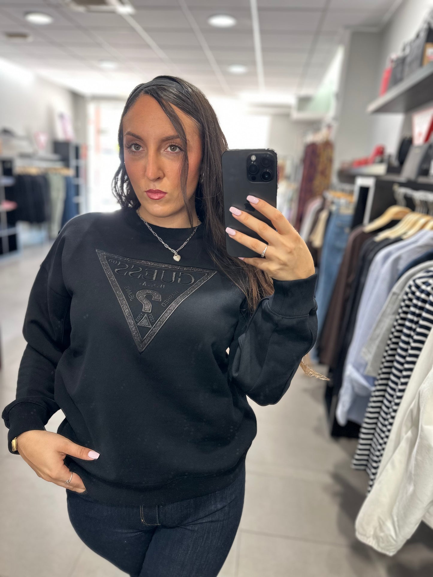 SUDADERA GUESS NEGRA LOGO BRILLO BORDADO