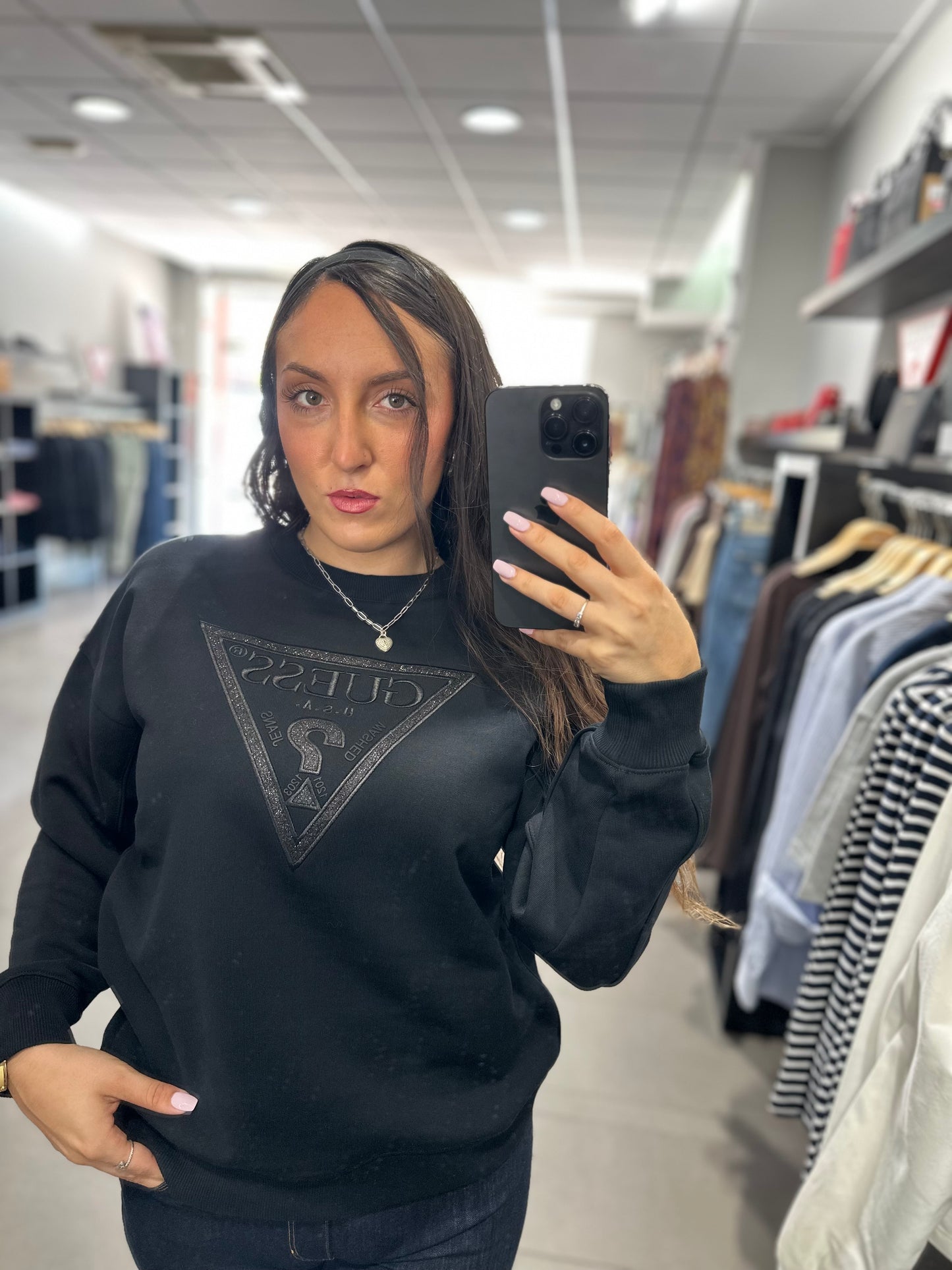 SUDADERA GUESS NEGRA LOGO BRILLO BORDADO