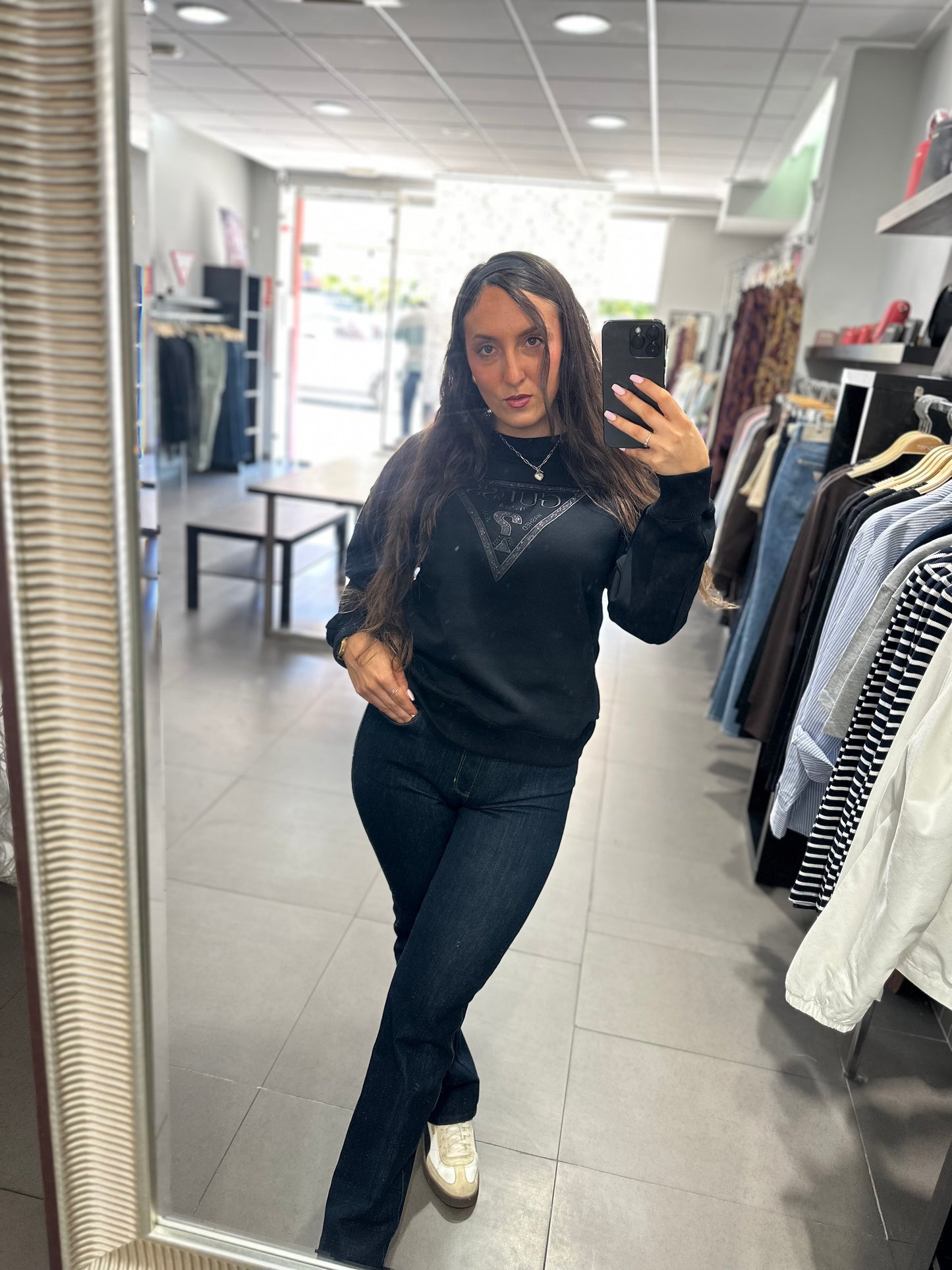 SUDADERA GUESS NEGRA LOGO BRILLO BORDADO