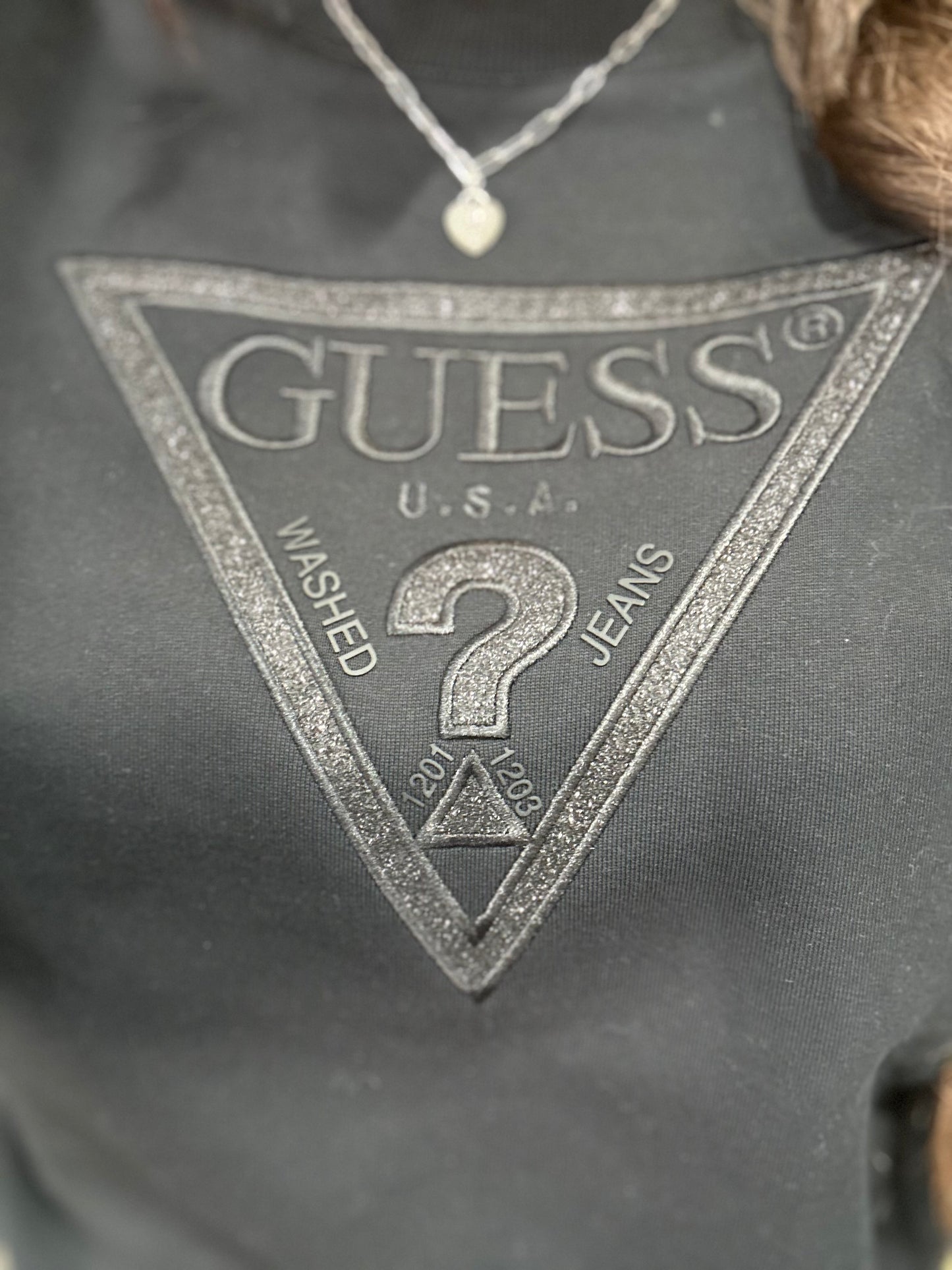 SUDADERA GUESS NEGRA LOGO BRILLO BORDADO