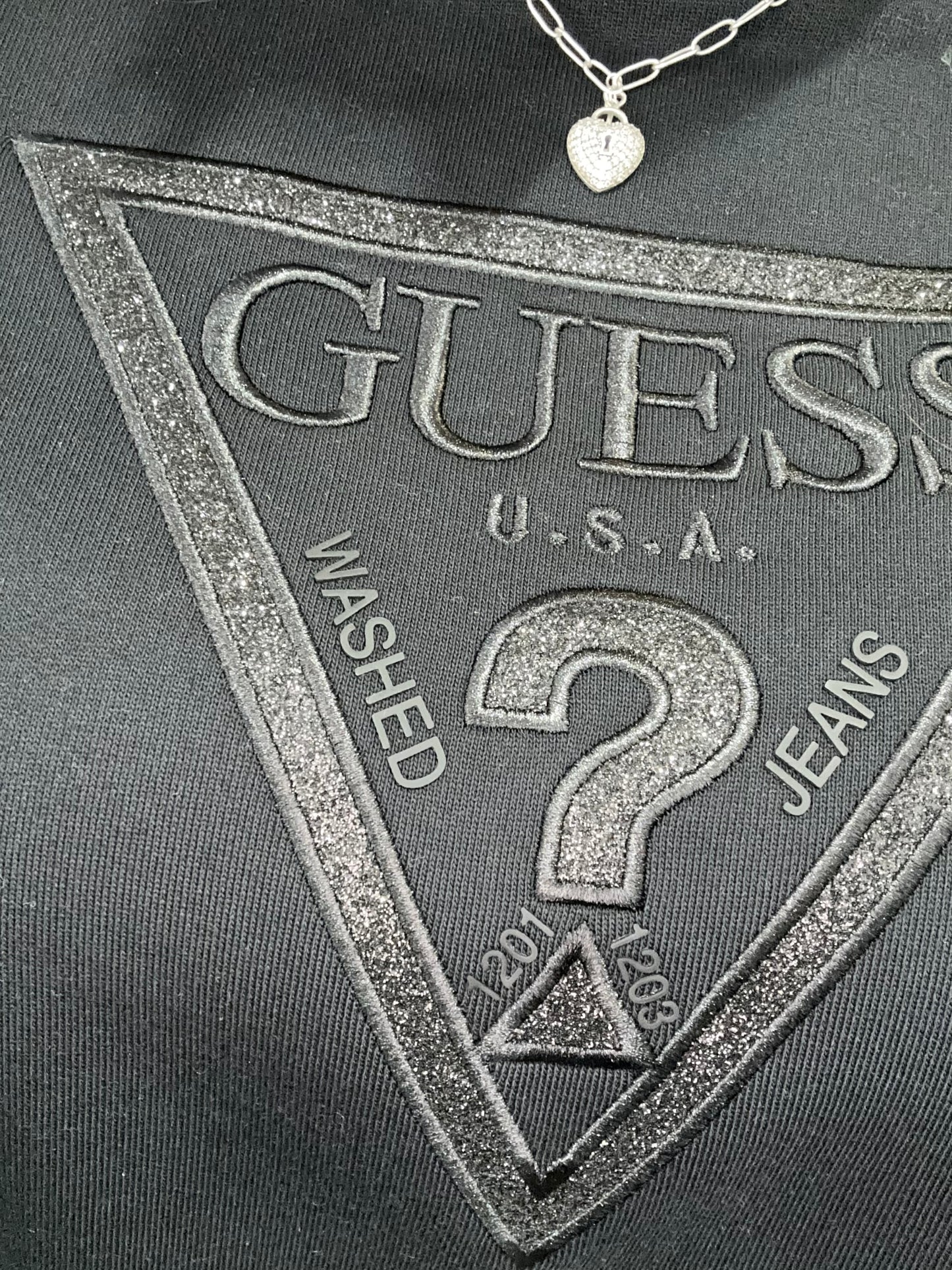SUDADERA GUESS NEGRA LOGO BRILLO BORDADO