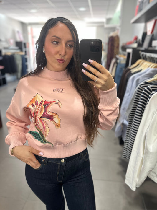 SUDADERA GUESS ROSA CON FLOR Y LOGO ROSZA METALIZADO Y BRILLOS ROSAS