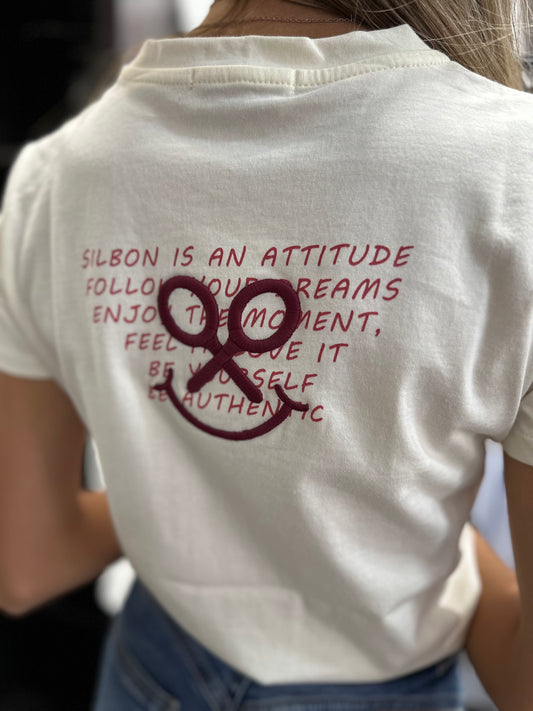 CAMISETA SILBON CON LOGO BORDADO EN LA ESPALDA