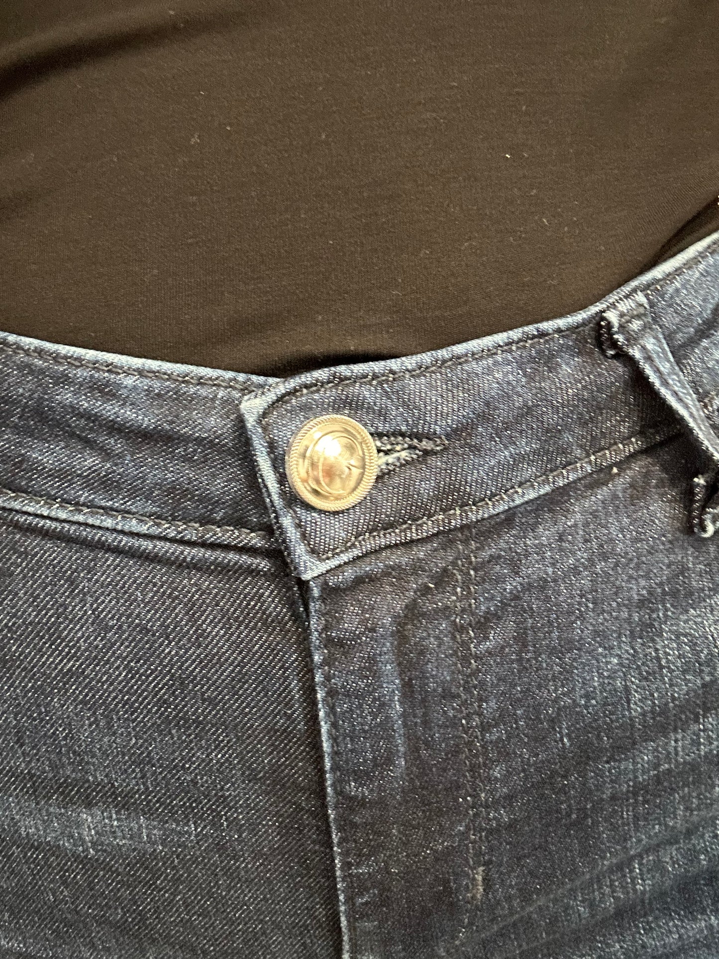 VAQUERO GUESS CORTE RECTO TIRO MEDIO ELASTICO CON LOGO PLATEADO AZUL OSCURO