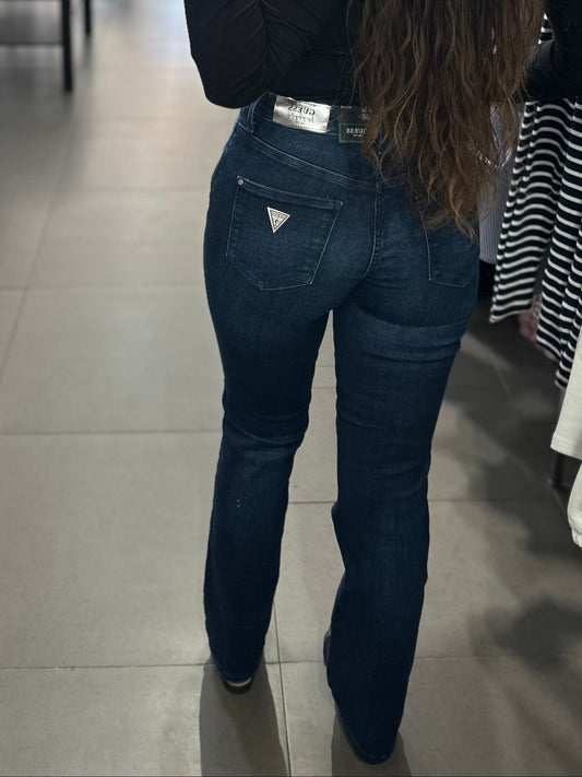 VAQUERO GUESS CORTE RECTO TIRO MEDIO ELASTICO CON LOGO PLATEADO AZUL OSCURO