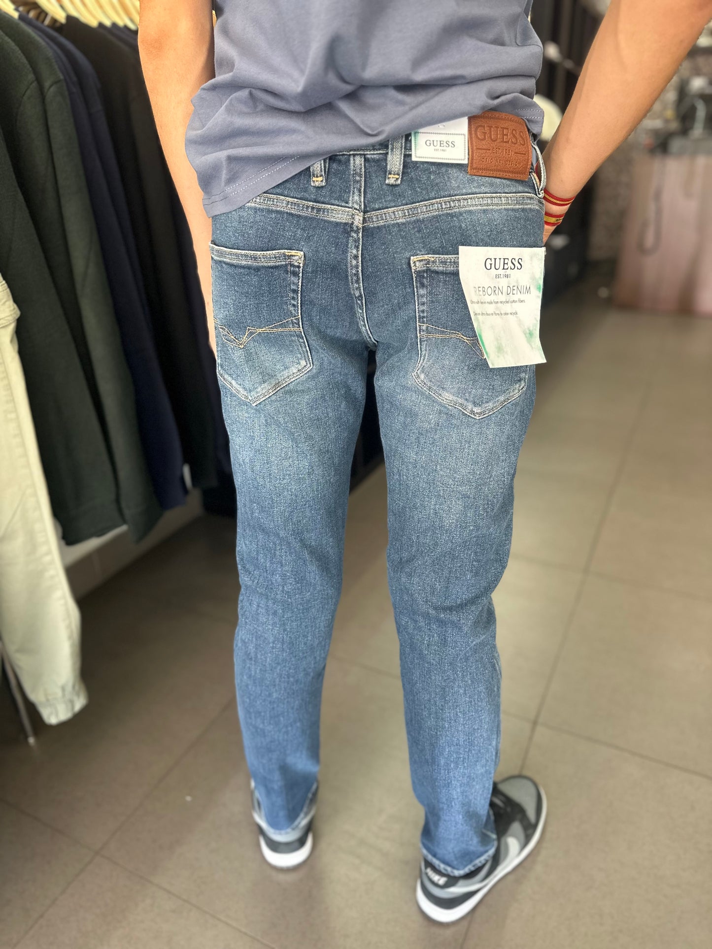 VAQUERO GUESS HOMBRE ELASTICO CON LOGO BORDADO AZUL LAVADO MEDIO