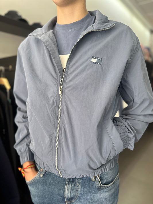 CHAQUETA TOMMY JEANS AZUL CON LOGO BORDADO CORTAVIENTOS