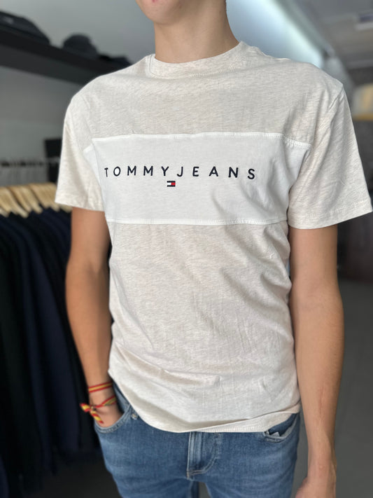 CAMISETA TOMMY JEANS BEIGE CON LOGO BORDADO MANGA CORTA