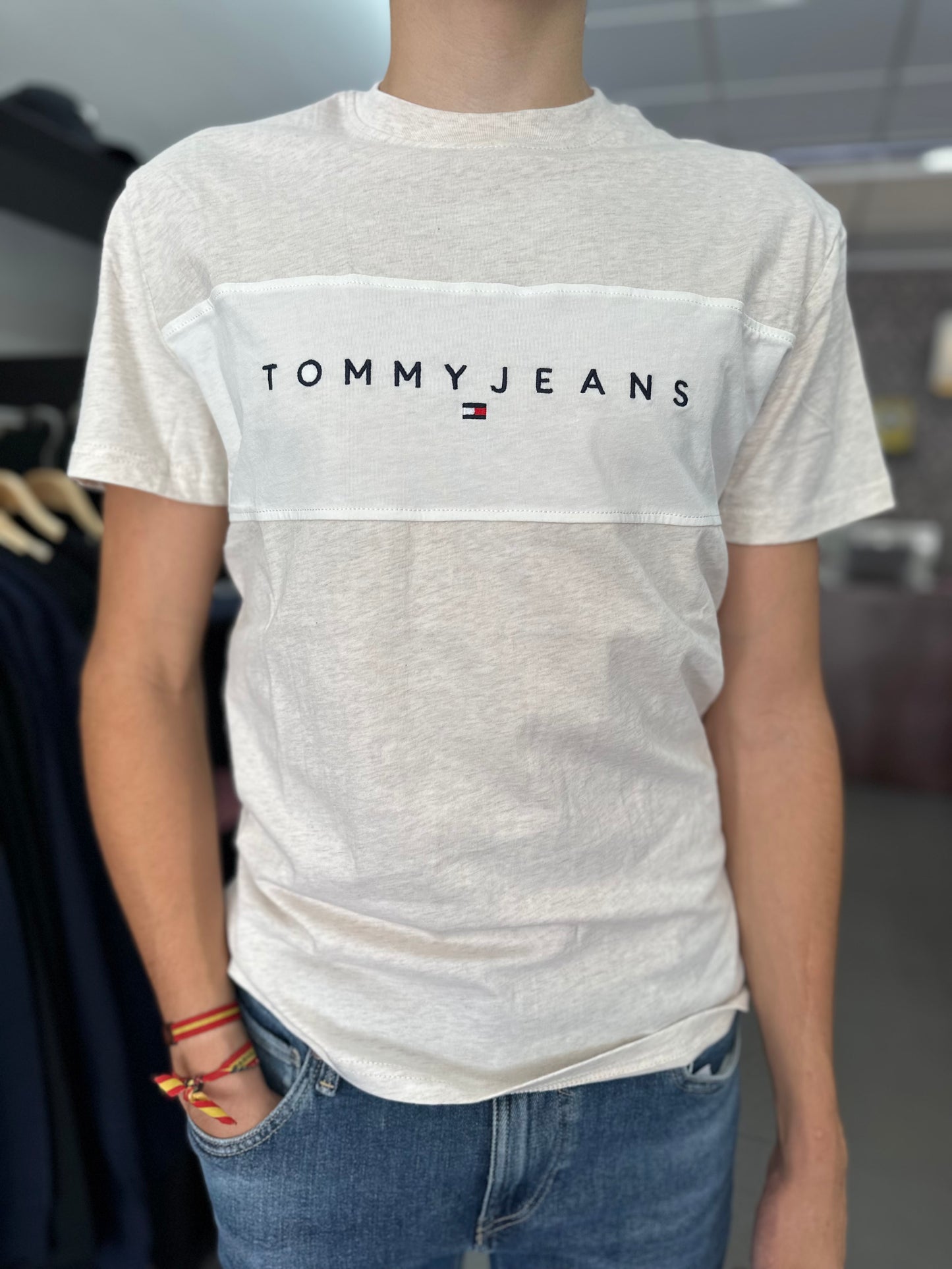 CAMISETA TOMMY JEANS BEIGE CON LOGO BORDADO MANGA CORTA