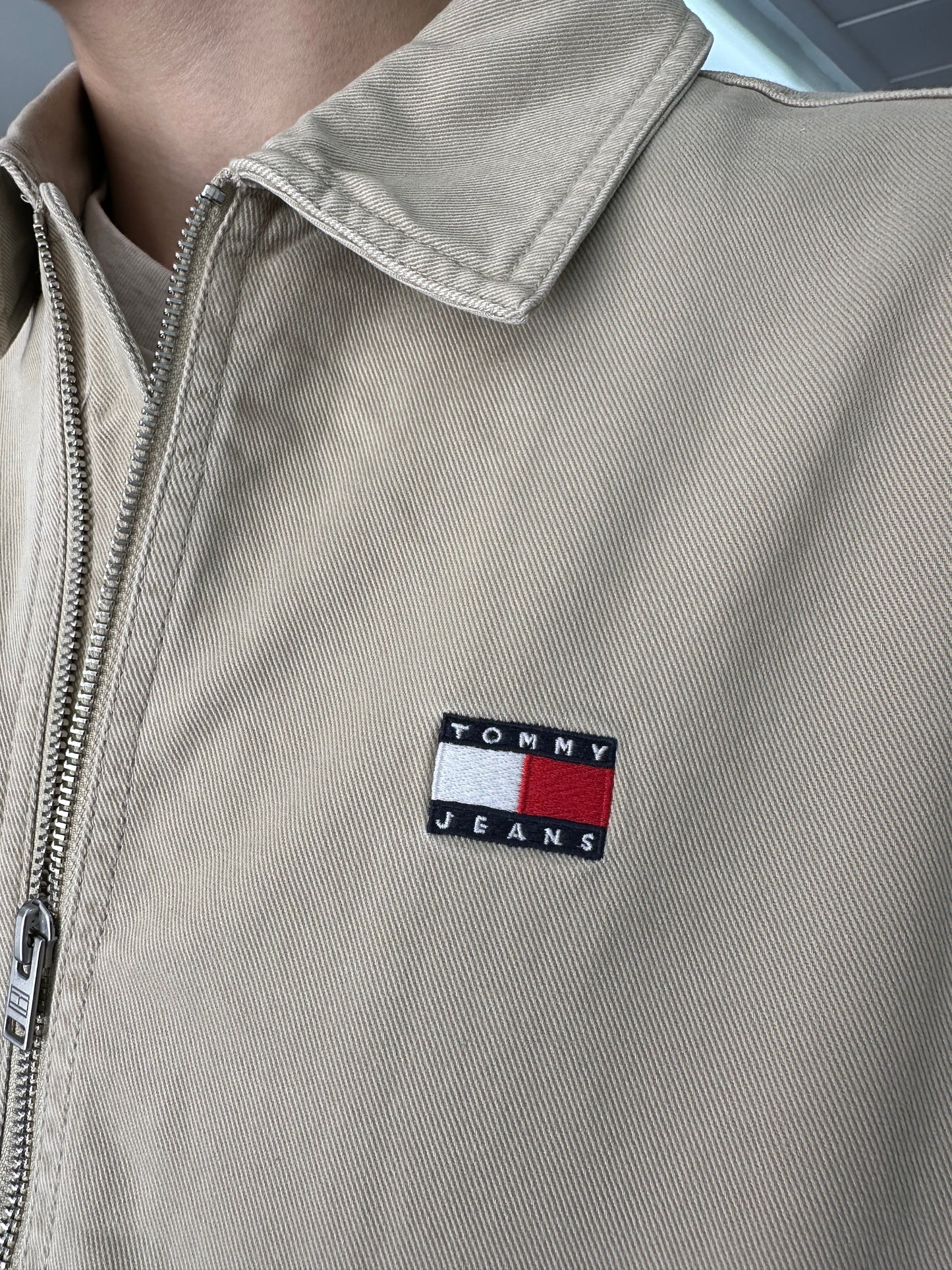 CHAQUETA TOMMY JEANS BEIGE DENIM CON BANDERA EN LA ESPALDA