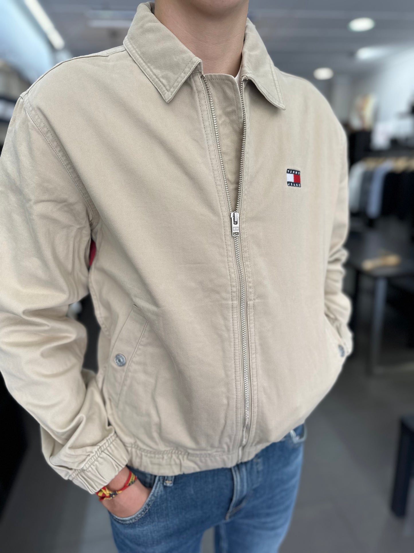 CHAQUETA TOMMY JEANS BEIGE DENIM CON BANDERA EN LA ESPALDA