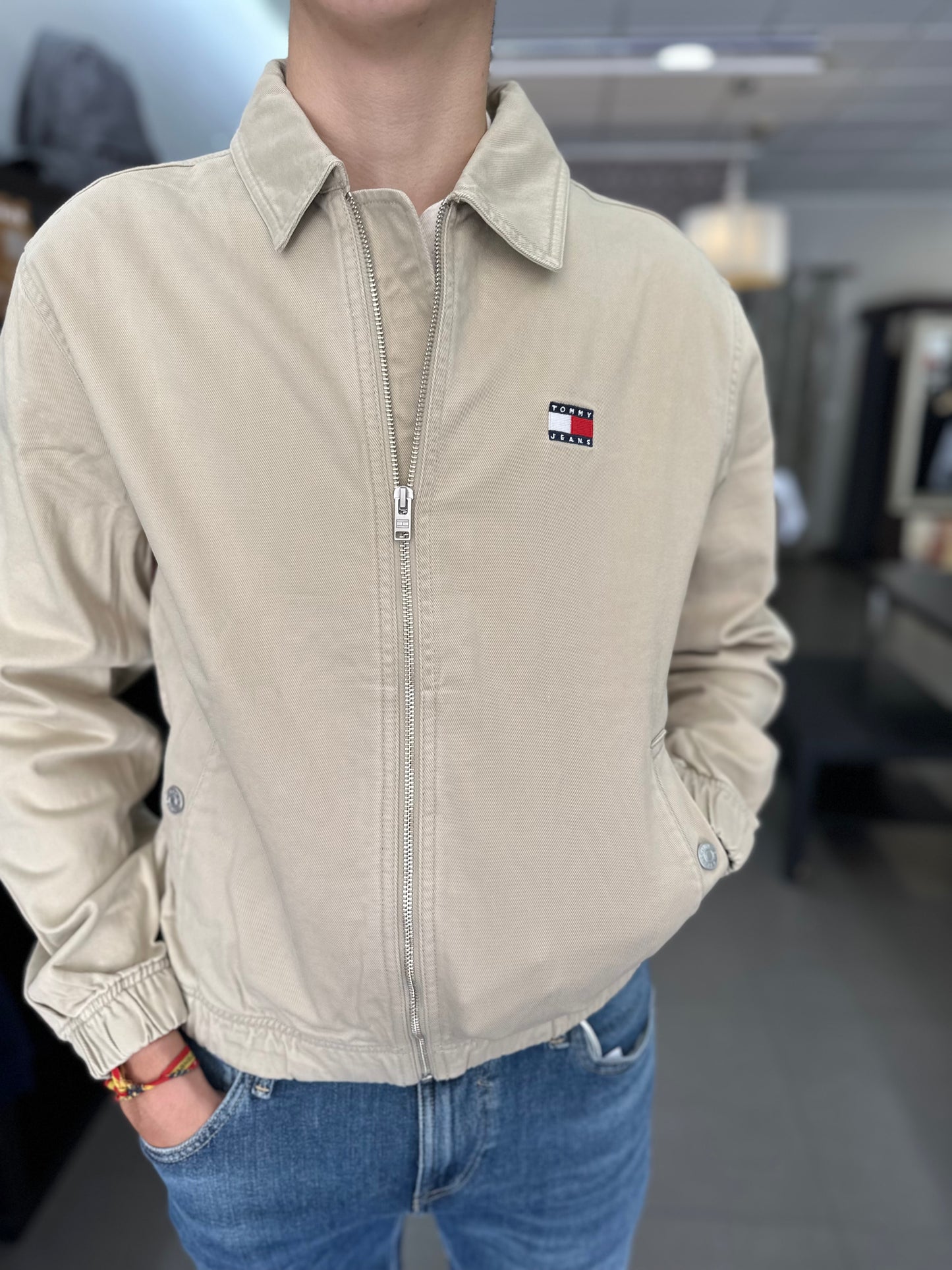 CHAQUETA TOMMY JEANS BEIGE DENIM CON BANDERA EN LA ESPALDA
