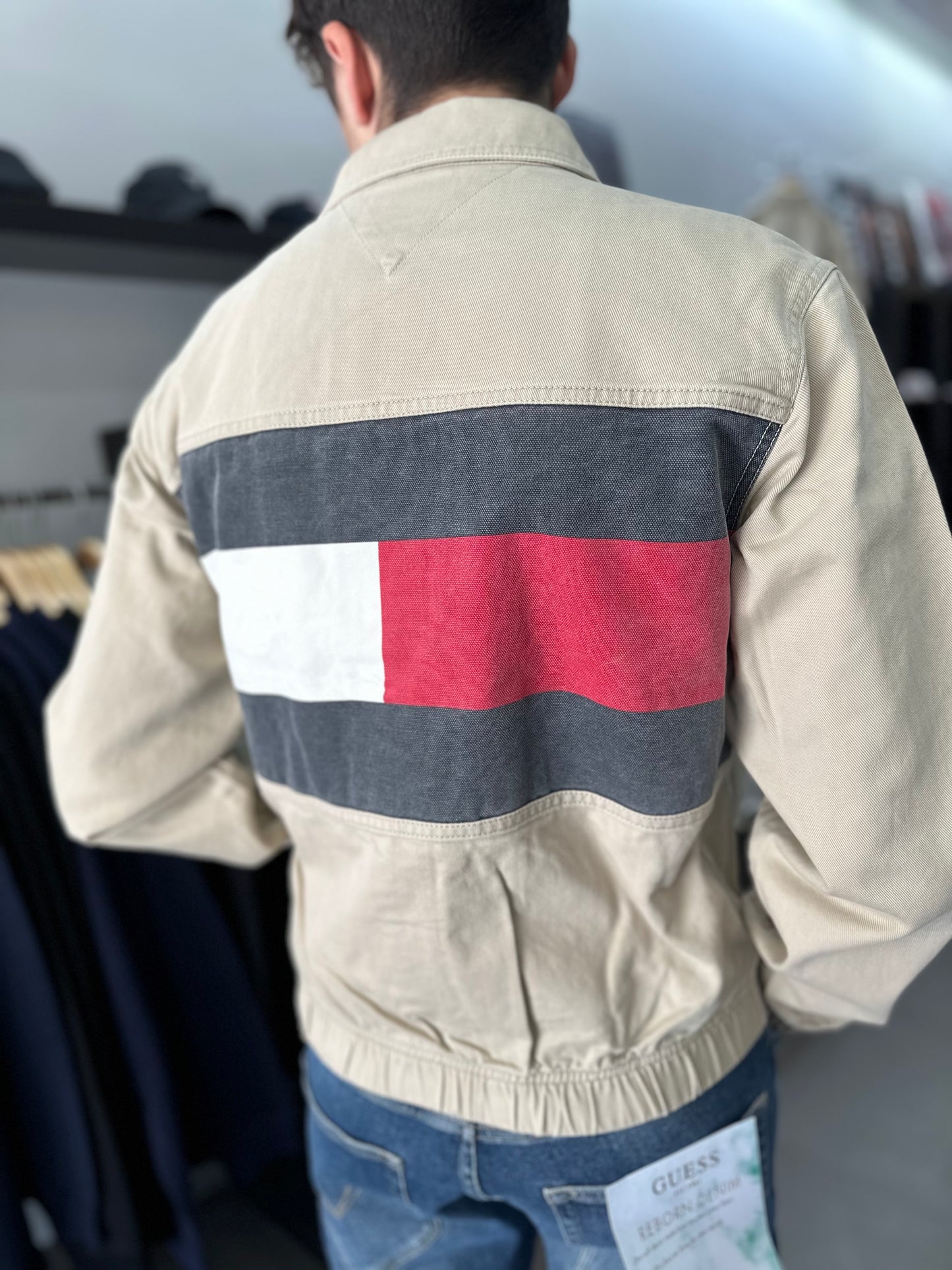 CHAQUETA TOMMY JEANS BEIGE DENIM CON BANDERA EN LA ESPALDA