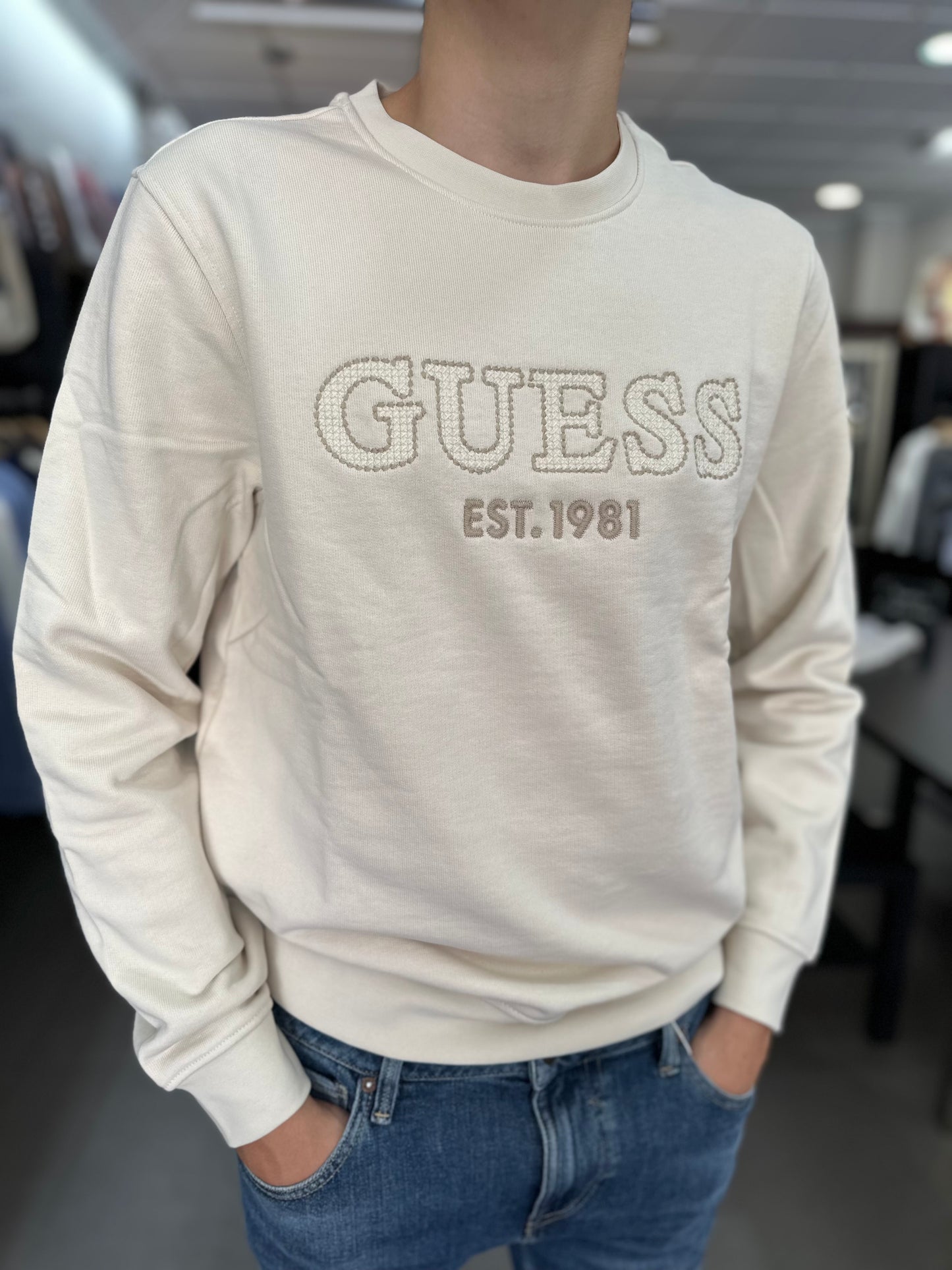 SUDADERA GUESS LOGO BORDADO BEIGE