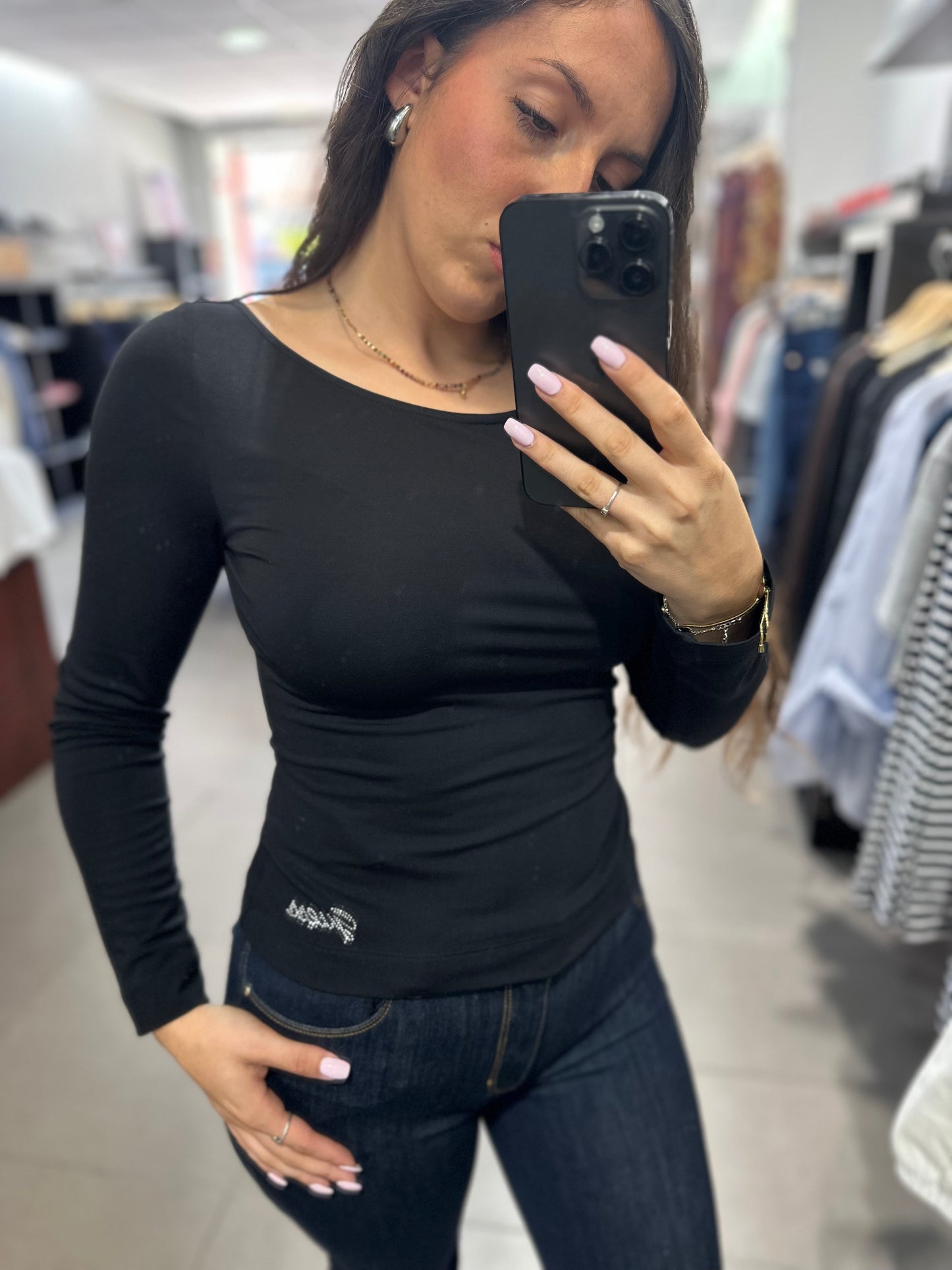 CAMISETA GUESS MANGA LARGA NEGRA CON CUELLO BARCO Y LOGO BRILLOS
