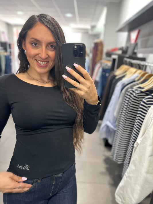 CAMISETA GUESS MANGA LARGA NEGRA CON CUELLO BARCO Y LOGO BRILLOS