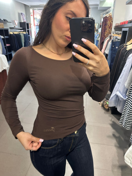 CAMISETA GUESS MANGA LARGA MARRON CHOCOLATE CON CUELLO BARCO Y LOGO BRILLOS