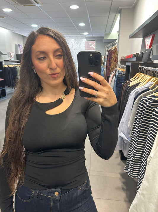 CAMISETA GUESS NEGRA ASIMETRICA CON ROSETON LOGO 4G DORADO